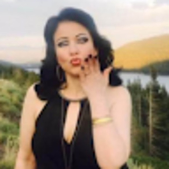 Meet your Posher, Queen - Picture 1 of 1